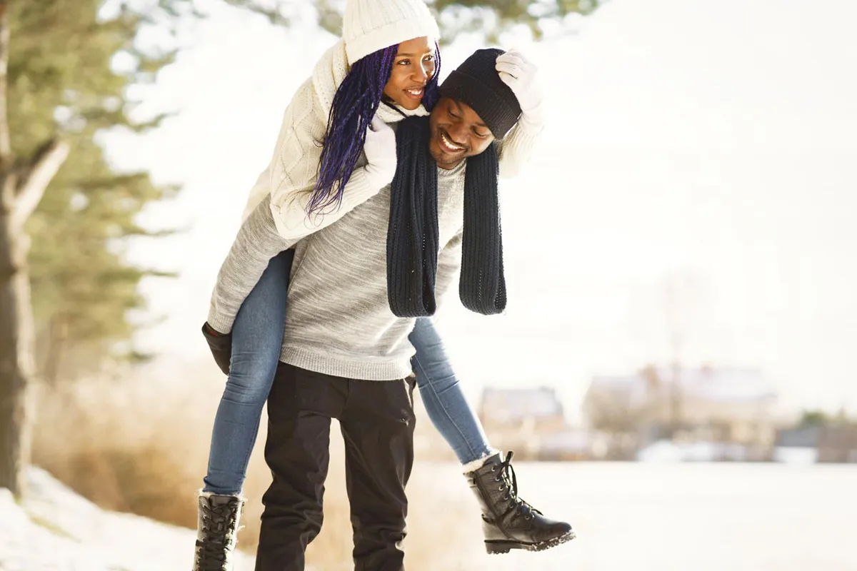 Ein dunkelhäutiges Päarchen