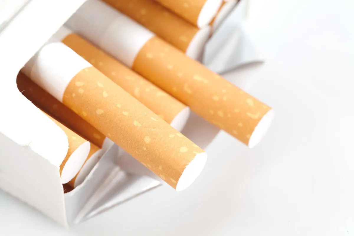 Zigaretten, die aus einer Packung raus schauen