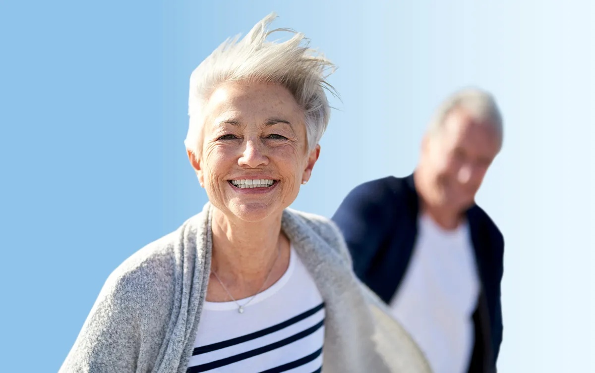 Vit-D3-Galen Slider Ebene 9 Eine ältere weibliche Person schaut lächelnd in die Kamera