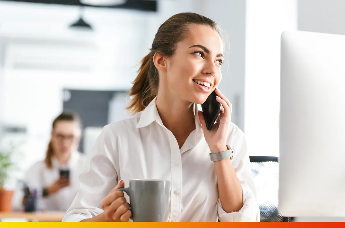 Eine fröhliche weiblich Person mit Teleffon am Ohr