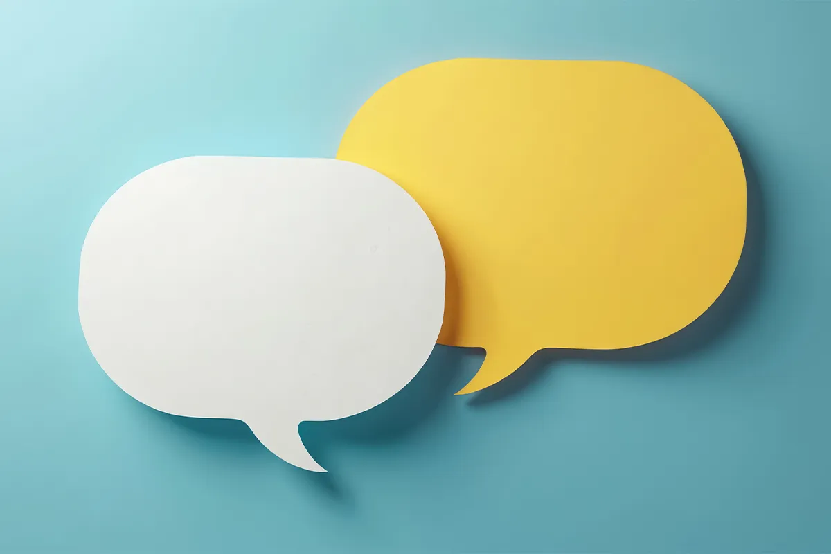 Bedeutung von Zytokine Kommunikation zwischen Zellen Eine weiße kleinere und eine größere gelbe Sprechblase auf türkisem Hintergund