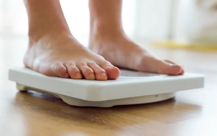 Füsse auf einer Waage