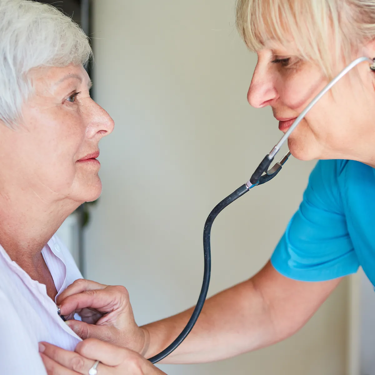 Folgen von Vitamin D Mangel Immunsystem stärken Ein weibliche medizinische Angestellte hört mit einem Stetoskop eine andere ältere weibliche Person ab