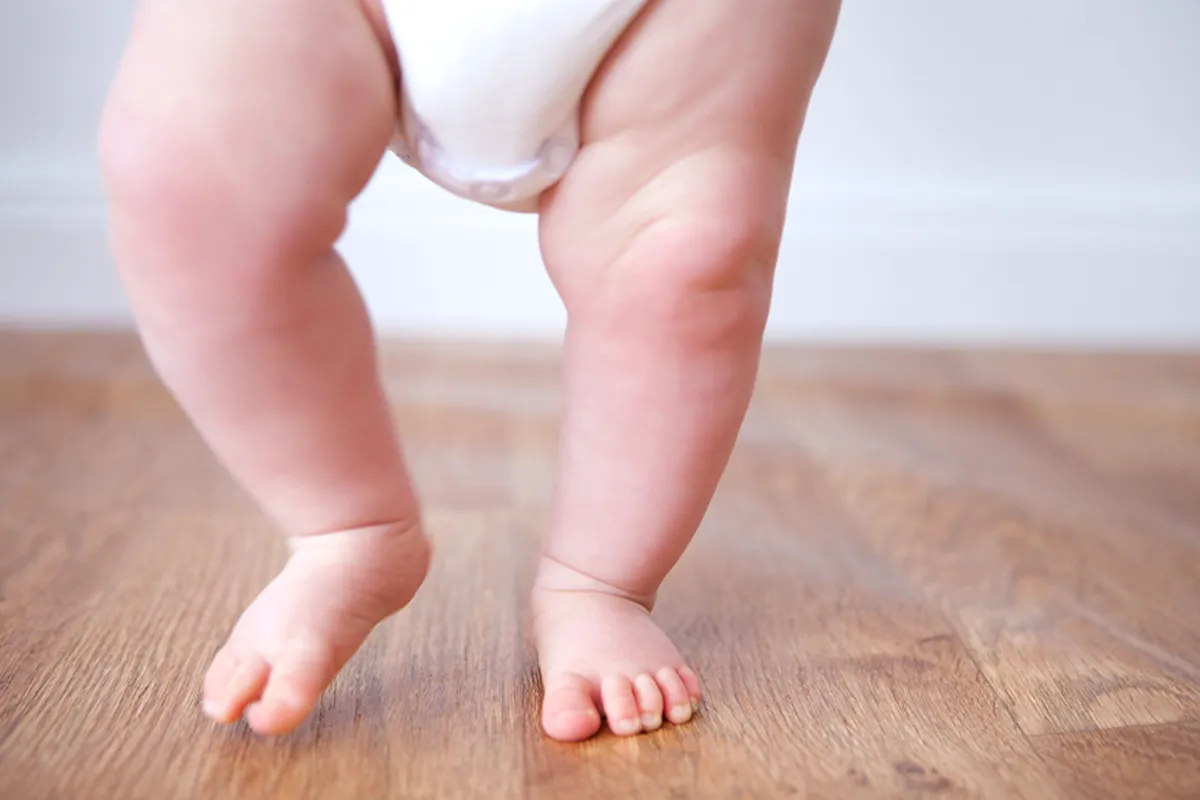 Von einem laufenden Baby die Beine sind frontal zu sehen