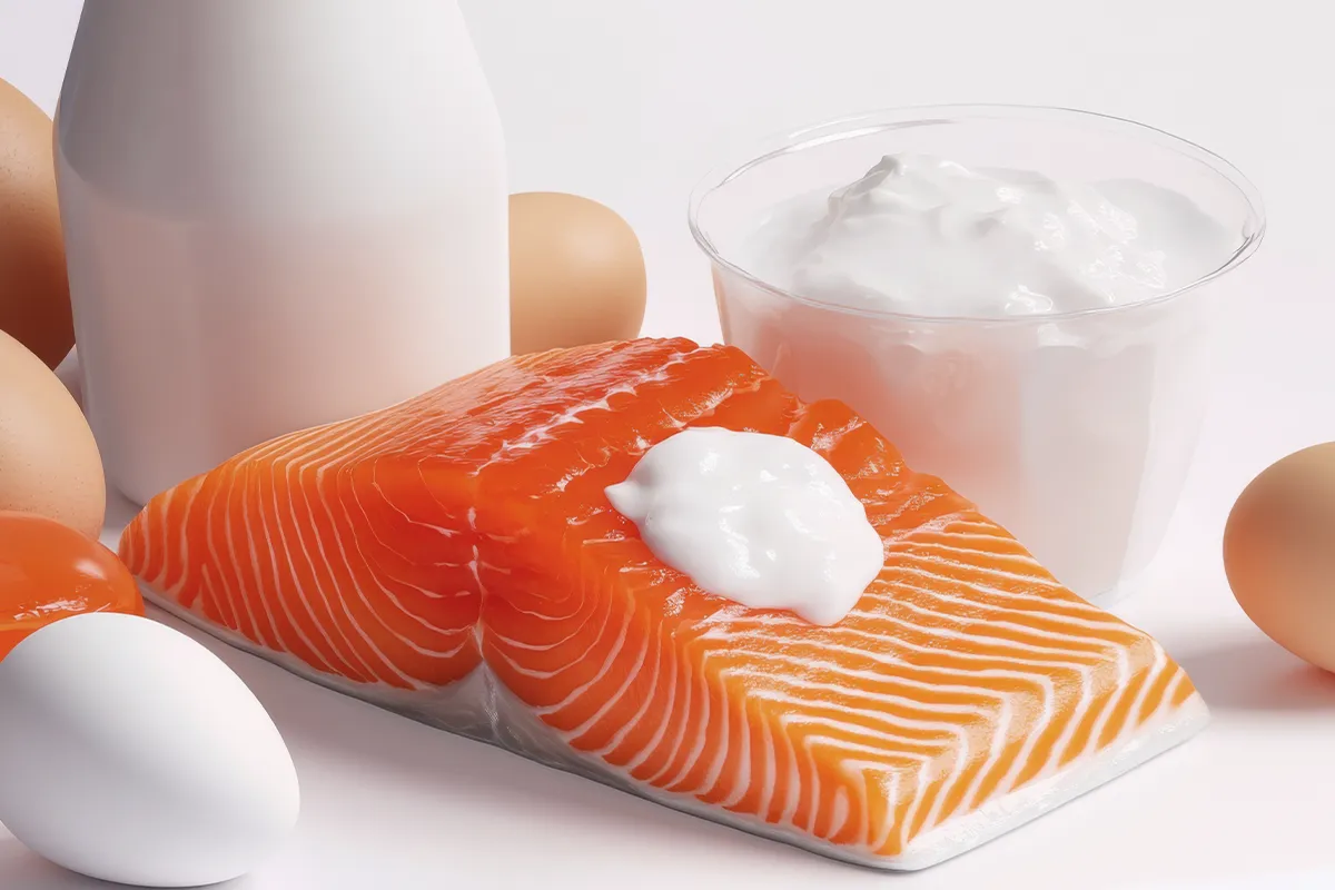 Stärkung Immunsystem Ernährungsquellen Vitamin D Eine Kollage aus Eiern, Seelachs und Jogurt oder Quark in einer Schüssel