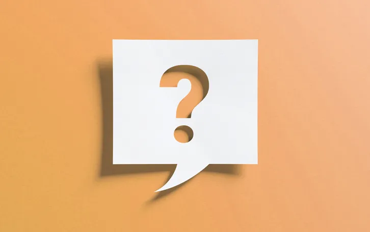 Vit D3 Weichkapseln häufige Fragen zum Produkt Notizzettel mit Schatten als Sprechblase mit einem Fragezeichen ausgeschnitten vor orangenen Hintergrund