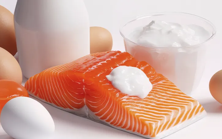 Vitamin D Mangel Ursache ungenügende Ernährung Eine Kollage aus Eiern, Seelachs und Jogurt oder Quark in einer Schüssel